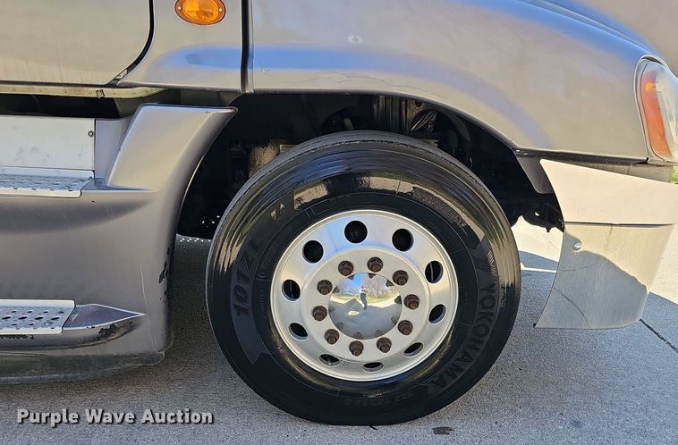 image for item DQ8607 2015 Freightliner Cascadia Evolution semi truck