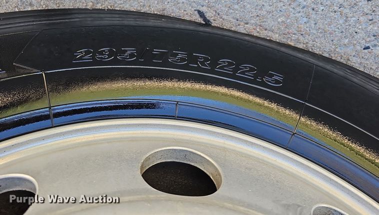 image for item DQ8607 2015 Freightliner Cascadia Evolution semi truck