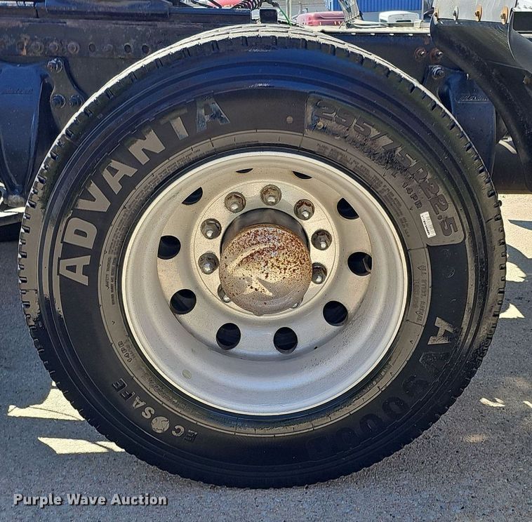 image for item DQ8607 2015 Freightliner Cascadia Evolution semi truck