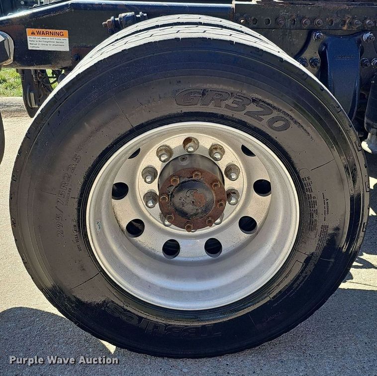 image for item DQ8607 2015 Freightliner Cascadia Evolution semi truck