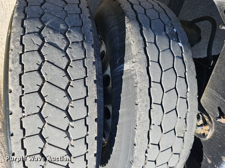 image for item DQ8607 2015 Freightliner Cascadia Evolution semi truck