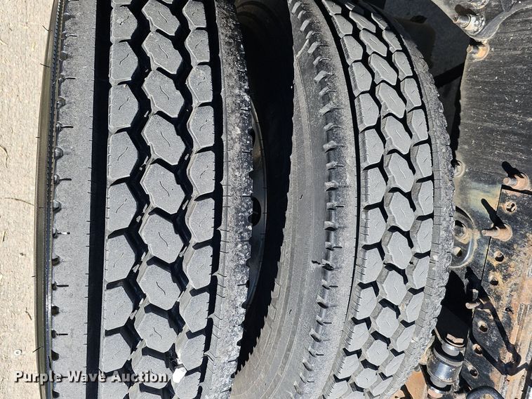 image for item DQ8607 2015 Freightliner Cascadia Evolution semi truck