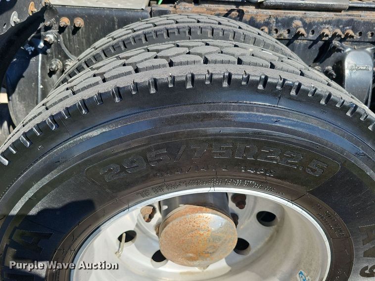 image for item DQ8607 2015 Freightliner Cascadia Evolution semi truck