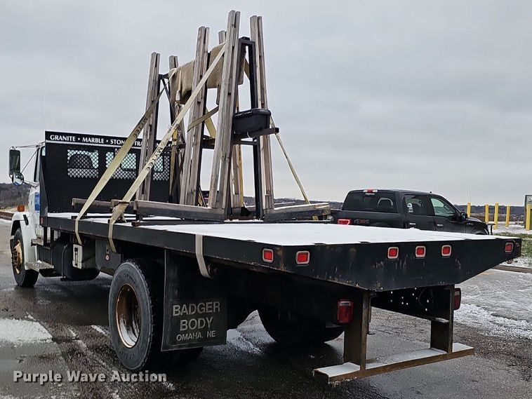 image for item DQ8640 2001 Freightliner FL70 flatbed truck