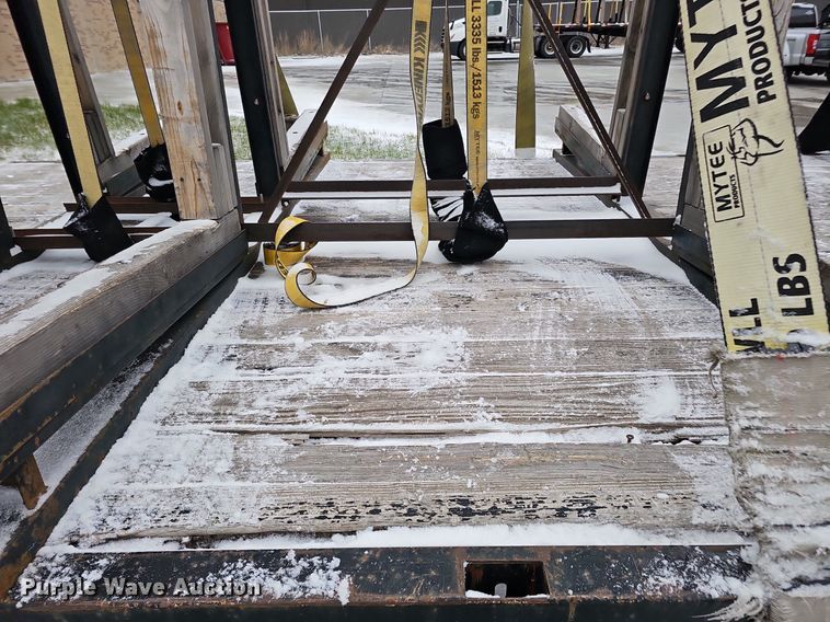 image for item DQ8640 2001 Freightliner FL70 flatbed truck