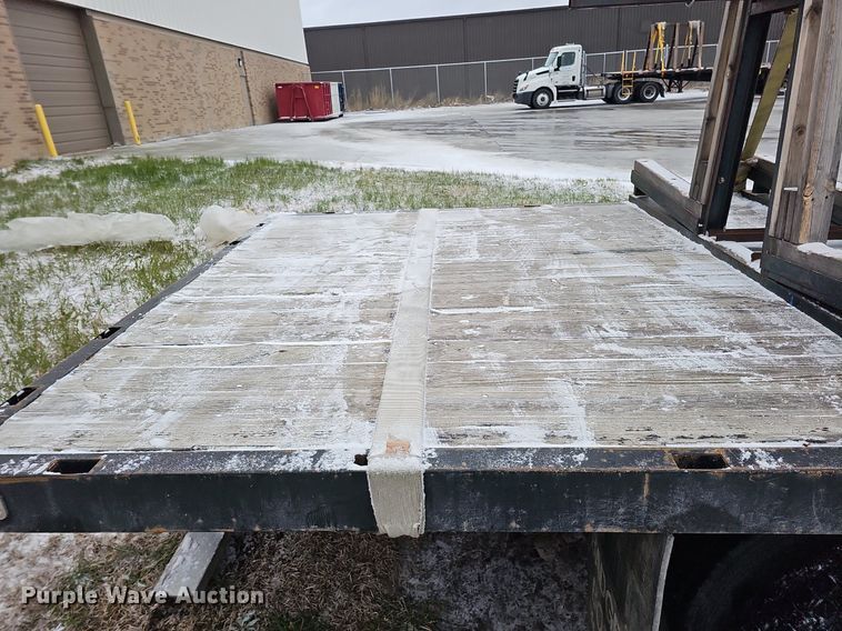 image for item DQ8640 2001 Freightliner FL70 flatbed truck