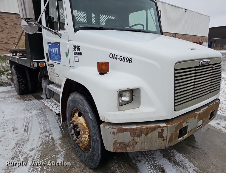 image for item DQ8640 2001 Freightliner FL70 flatbed truck