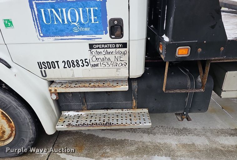 image for item DQ8640 2001 Freightliner FL70 flatbed truck