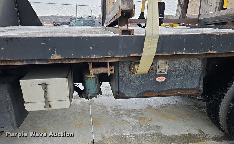 image for item DQ8640 2001 Freightliner FL70 flatbed truck