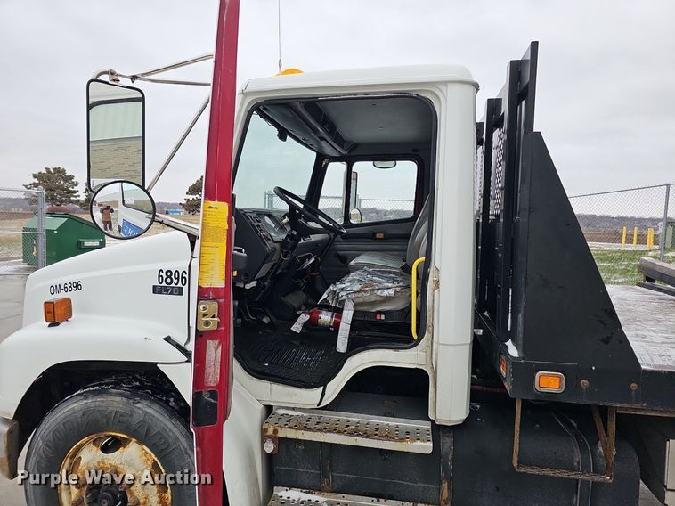 image for item DQ8640 2001 Freightliner FL70 flatbed truck