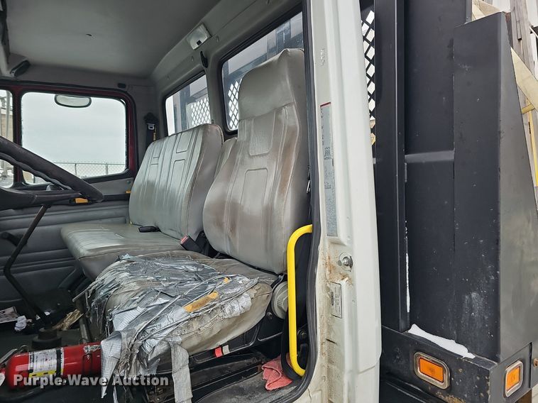 image for item DQ8640 2001 Freightliner FL70 flatbed truck