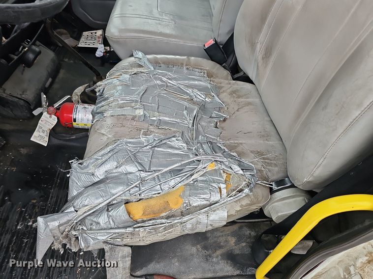 image for item DQ8640 2001 Freightliner FL70 flatbed truck