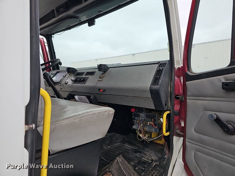 image for item DQ8640 2001 Freightliner FL70 flatbed truck