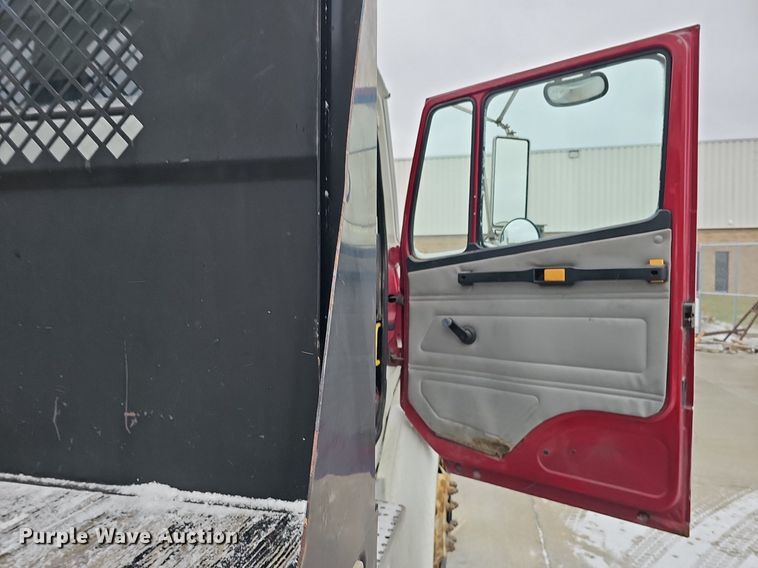 image for item DQ8640 2001 Freightliner FL70 flatbed truck