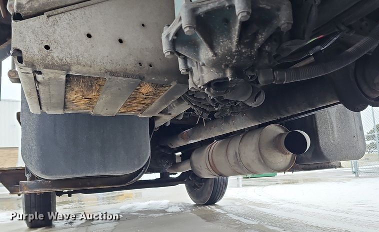 image for item DQ8640 2001 Freightliner FL70 flatbed truck