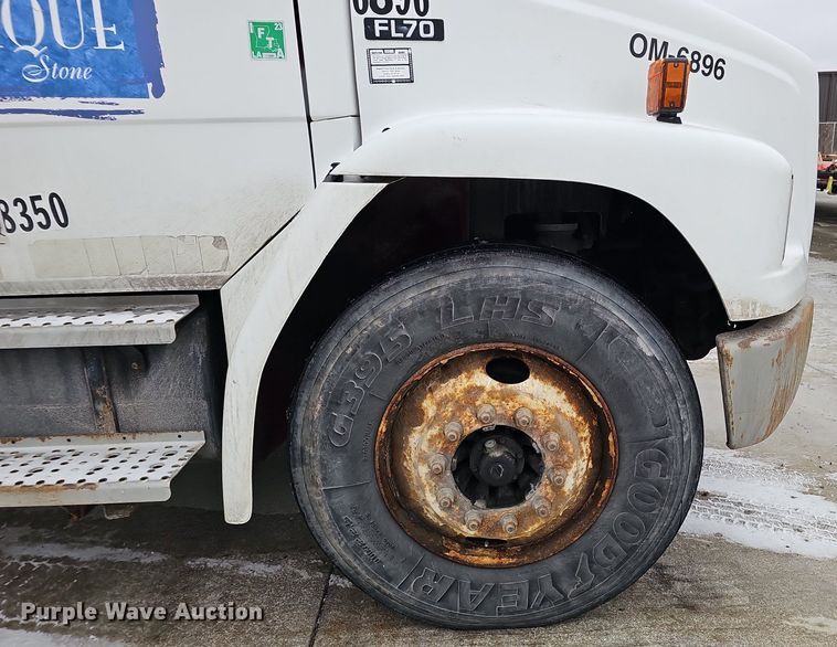 image for item DQ8640 2001 Freightliner FL70 flatbed truck