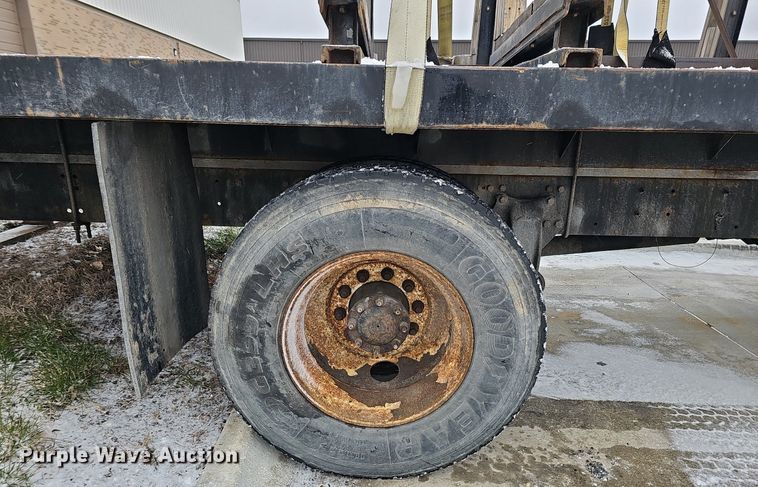 image for item DQ8640 2001 Freightliner FL70 flatbed truck