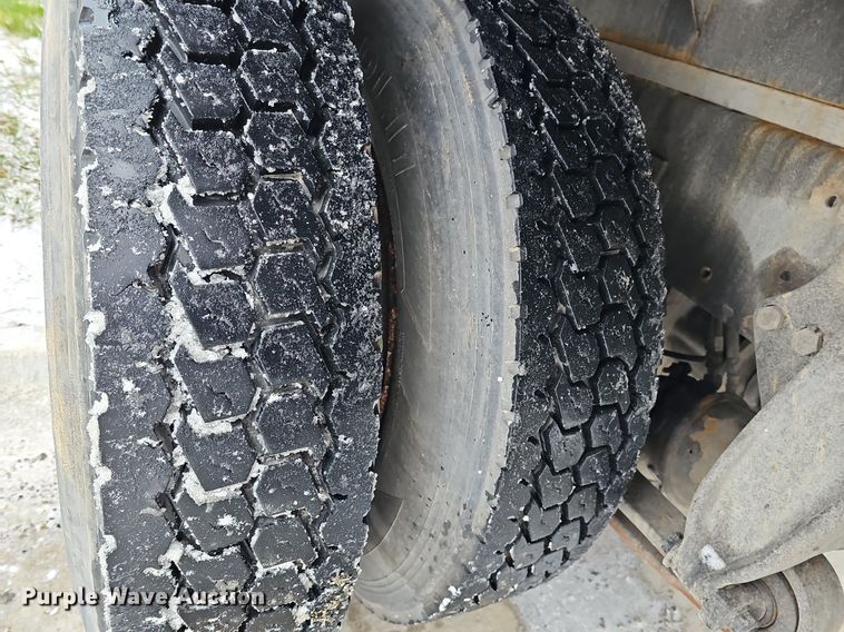 image for item DQ8640 2001 Freightliner FL70 flatbed truck