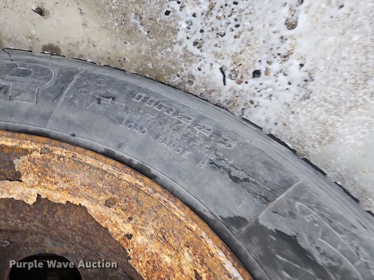 image for item DQ8640 2001 Freightliner FL70 flatbed truck