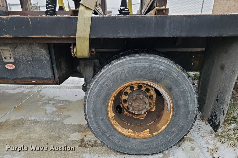 image for item DQ8640 2001 Freightliner FL70 flatbed truck