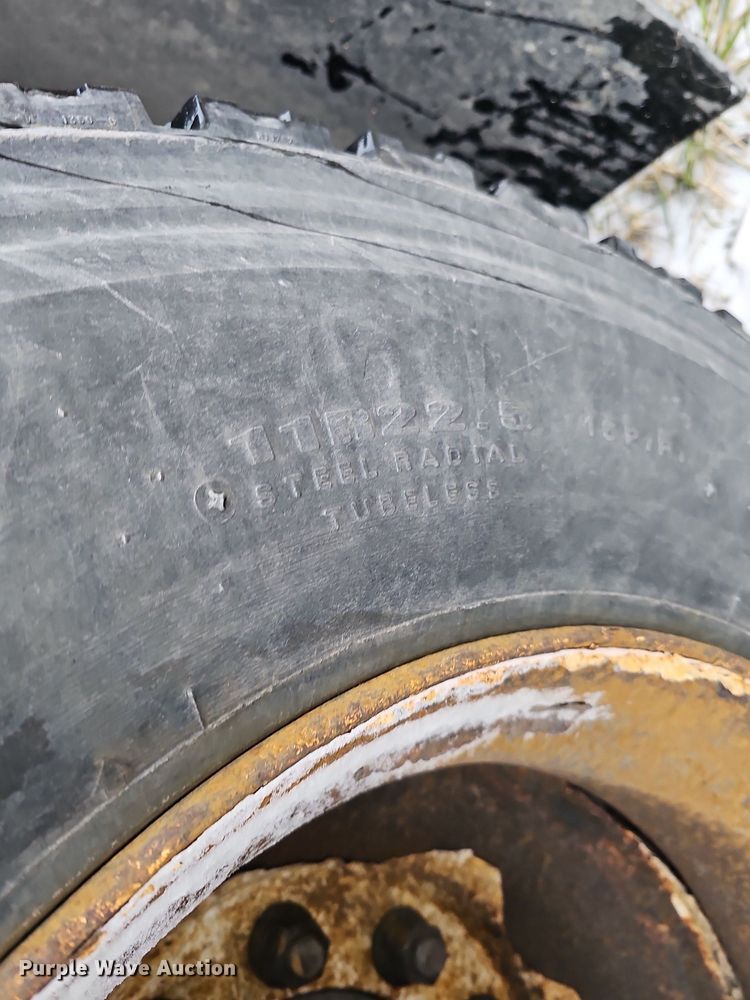 image for item DQ8640 2001 Freightliner FL70 flatbed truck