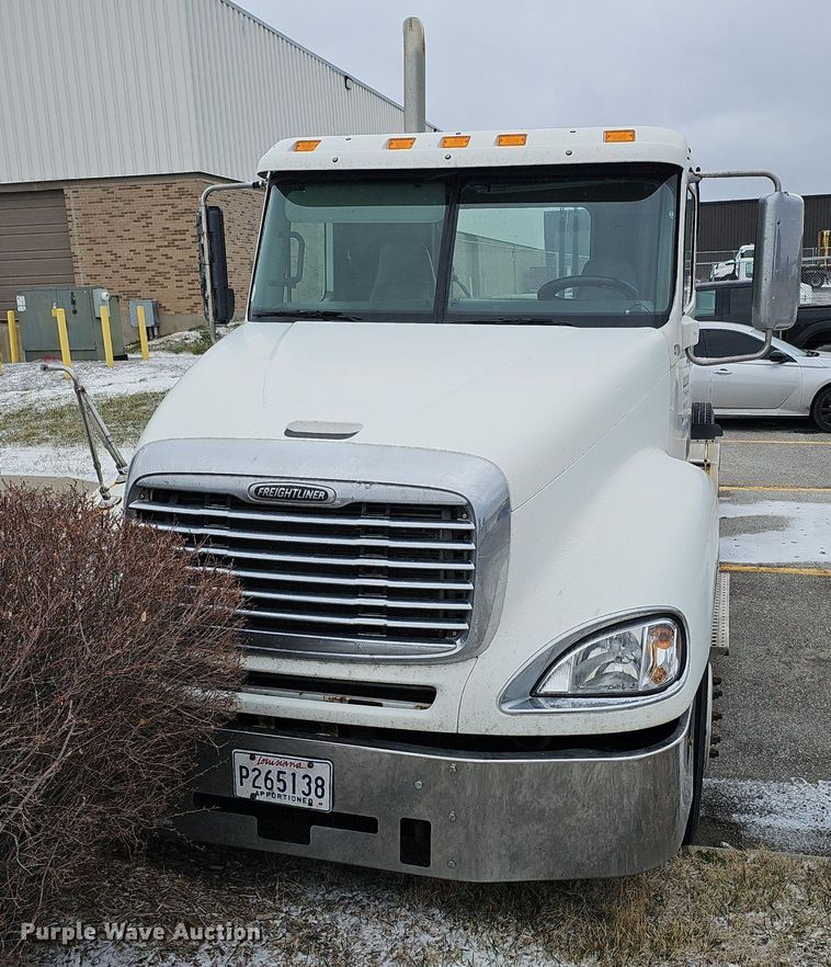 image for item DQ8641 2007 Freightliner Columbia 120 semi truck
