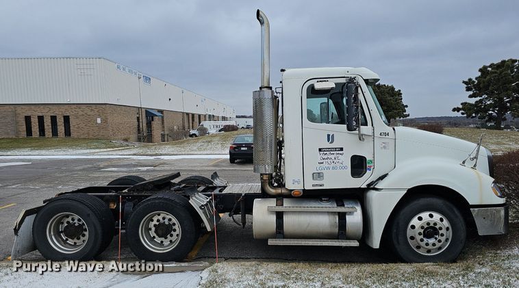 image for item DQ8641 2007 Freightliner Columbia 120 semi truck