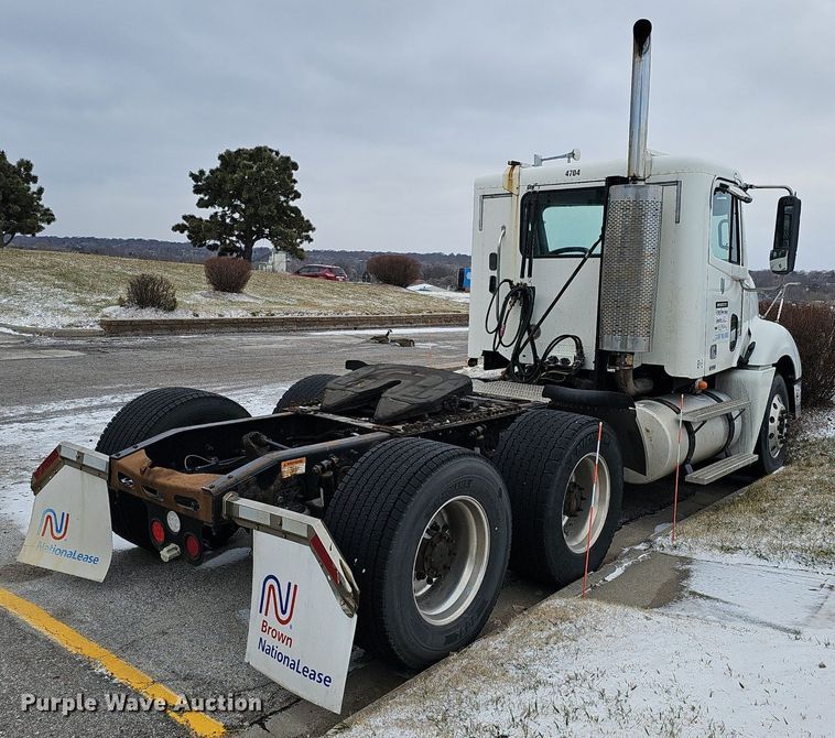 image for item DQ8641 2007 Freightliner Columbia 120 semi truck