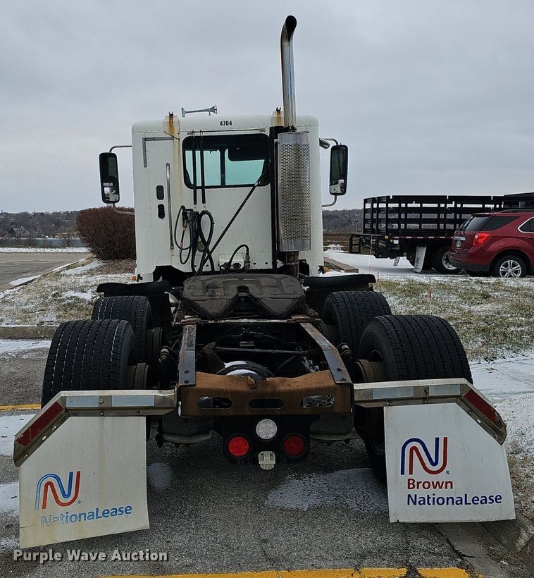 image for item DQ8641 2007 Freightliner Columbia 120 semi truck