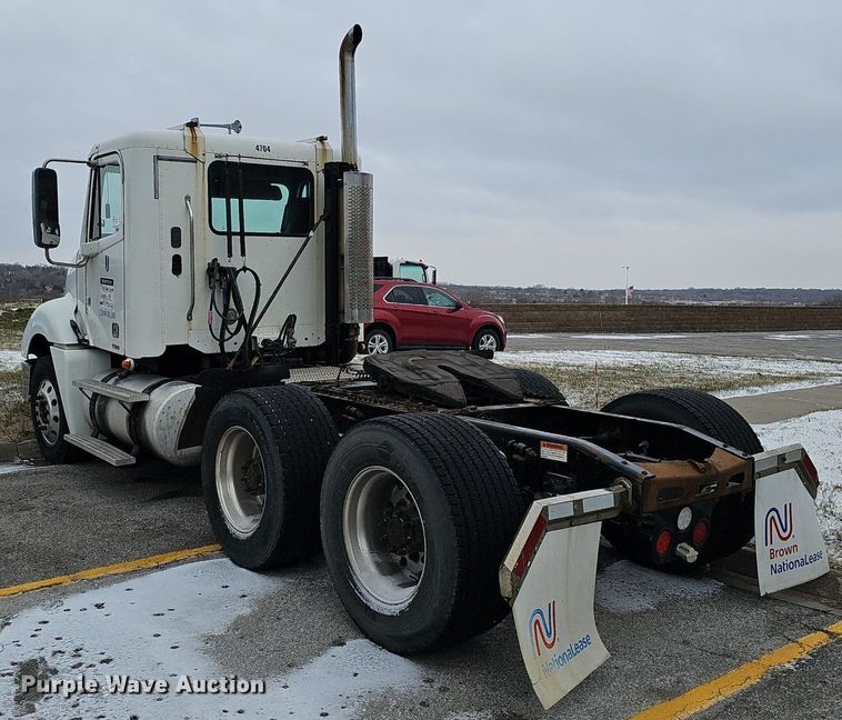 image for item DQ8641 2007 Freightliner Columbia 120 semi truck