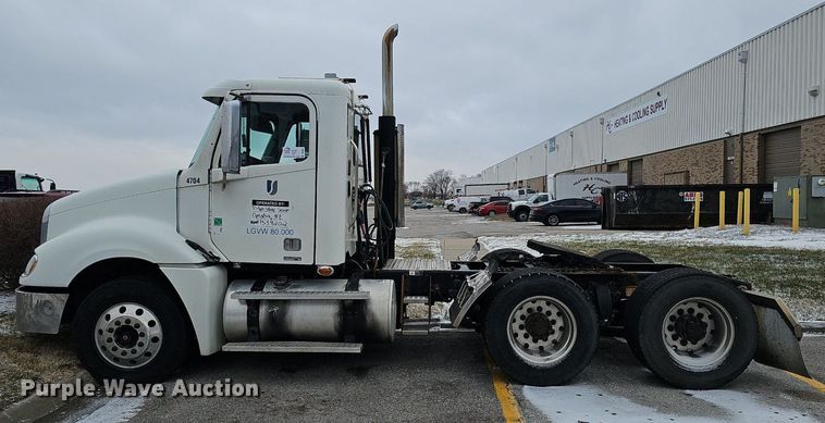 image for item DQ8641 2007 Freightliner Columbia 120 semi truck