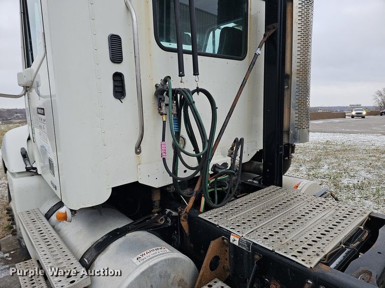 image for item DQ8641 2007 Freightliner Columbia 120 semi truck