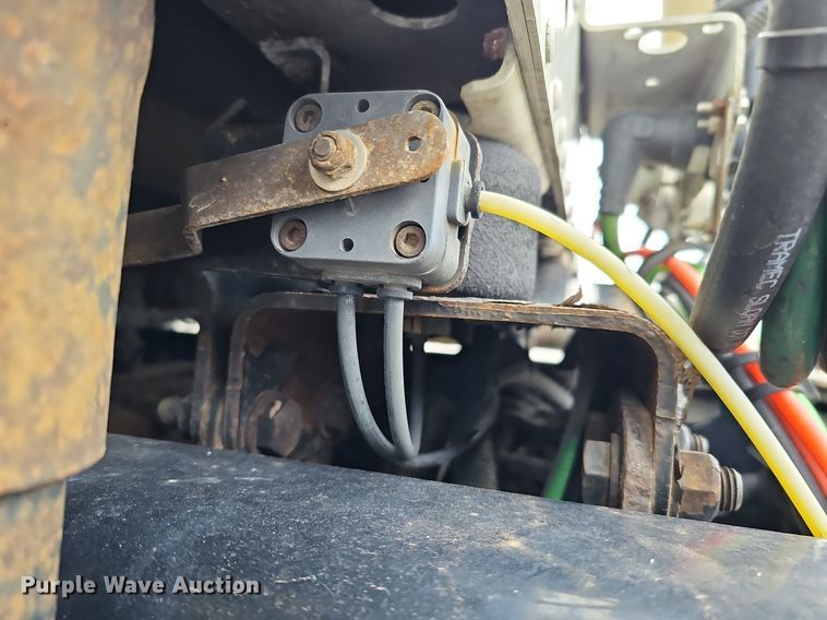 image for item DQ8641 2007 Freightliner Columbia 120 semi truck