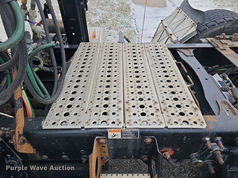 image for item DQ8641 2007 Freightliner Columbia 120 semi truck