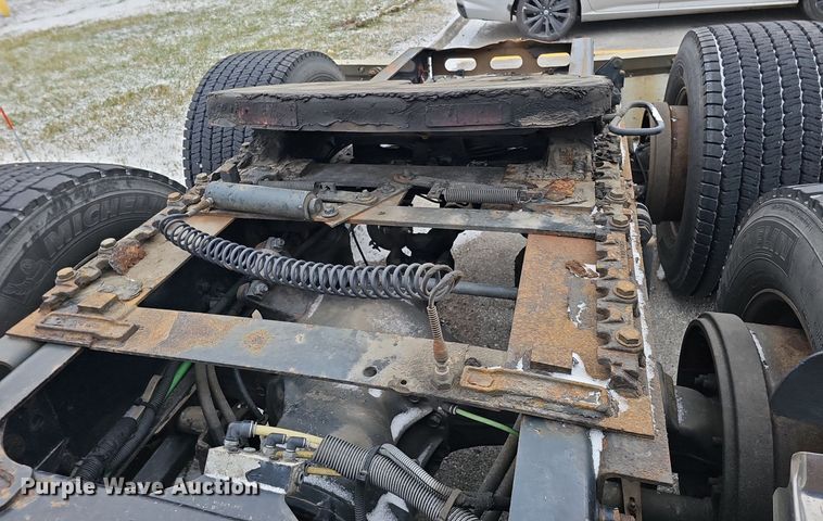 image for item DQ8641 2007 Freightliner Columbia 120 semi truck