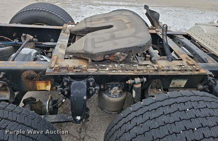 image for item DQ8641 2007 Freightliner Columbia 120 semi truck