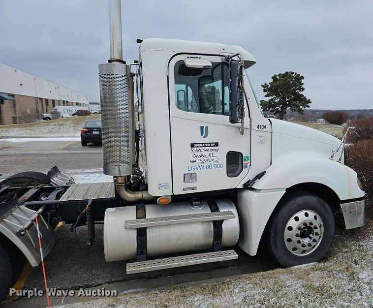 image for item DQ8641 2007 Freightliner Columbia 120 semi truck