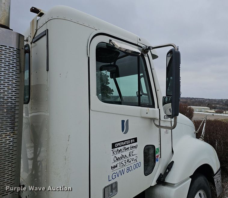 image for item DQ8641 2007 Freightliner Columbia 120 semi truck