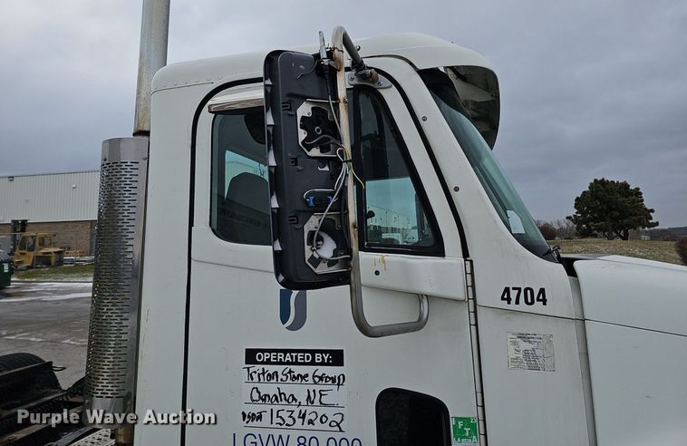 image for item DQ8641 2007 Freightliner Columbia 120 semi truck