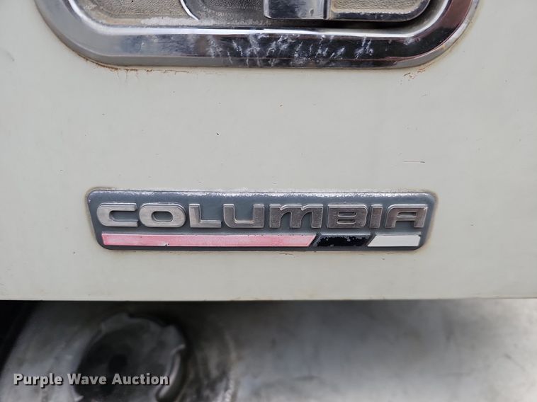 image for item DQ8641 2007 Freightliner Columbia 120 semi truck