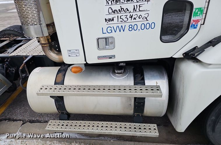 image for item DQ8641 2007 Freightliner Columbia 120 semi truck