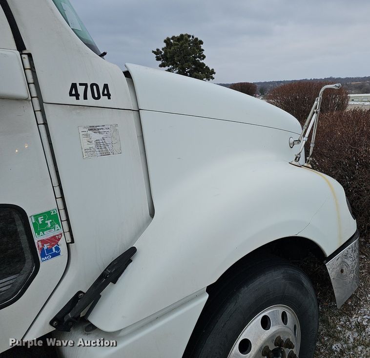 image for item DQ8641 2007 Freightliner Columbia 120 semi truck