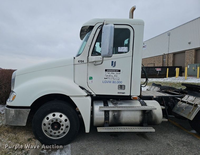 image for item DQ8641 2007 Freightliner Columbia 120 semi truck