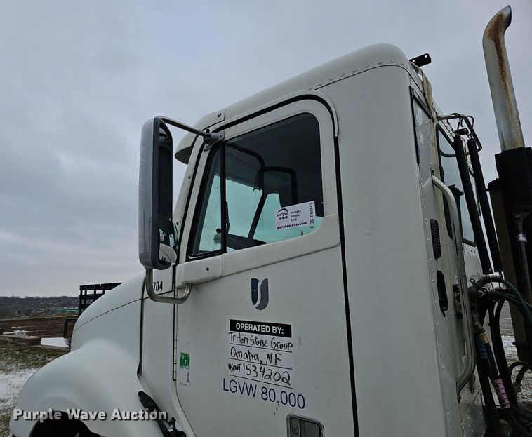 image for item DQ8641 2007 Freightliner Columbia 120 semi truck