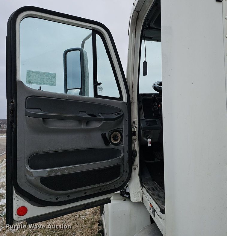 image for item DQ8641 2007 Freightliner Columbia 120 semi truck