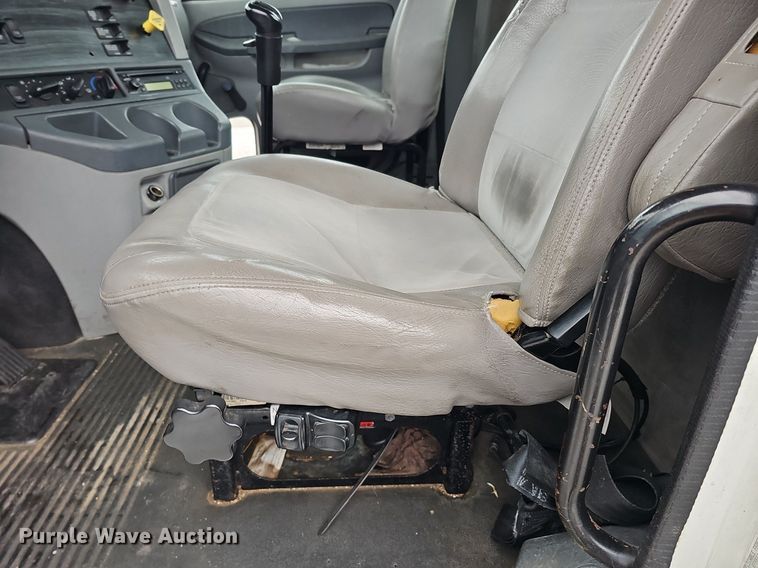 image for item DQ8641 2007 Freightliner Columbia 120 semi truck