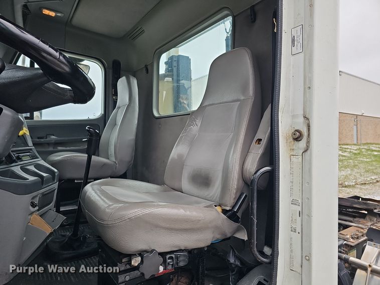 image for item DQ8641 2007 Freightliner Columbia 120 semi truck