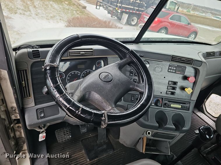 image for item DQ8641 2007 Freightliner Columbia 120 semi truck