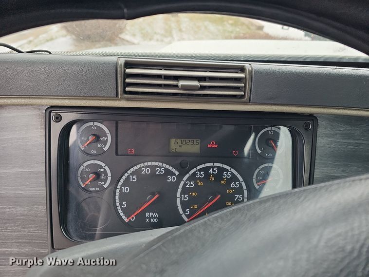 image for item DQ8641 2007 Freightliner Columbia 120 semi truck