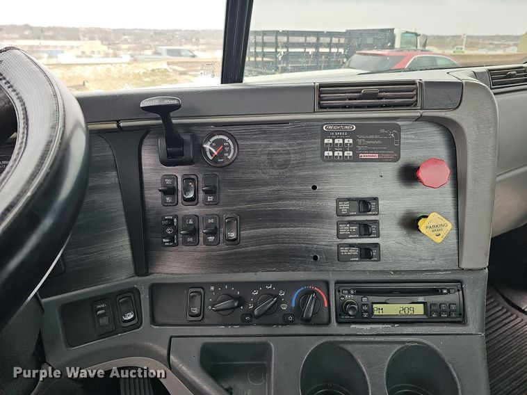 image for item DQ8641 2007 Freightliner Columbia 120 semi truck